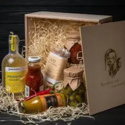 Gastronomic set: exclusive Ukrainian delicacies in a wooden box